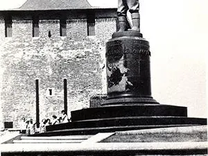 К 85-летию со дня открытия памятника В.П. Чкалову, легендарному летчику, Герою Советского Союза